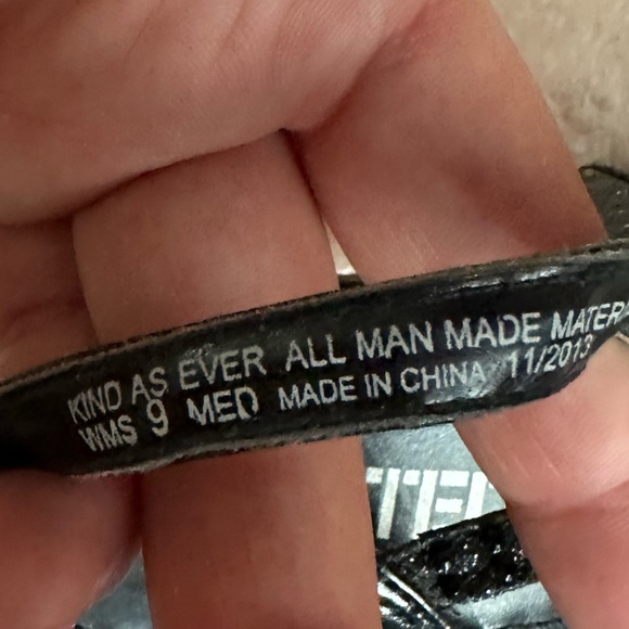 Black heels studded with black rhinestones 1 inch high heel size 9 - Picture 3 of 3